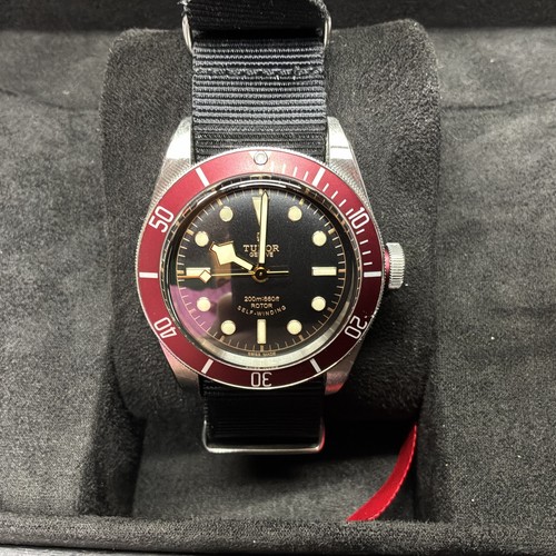 Tudor heritage black - black, red