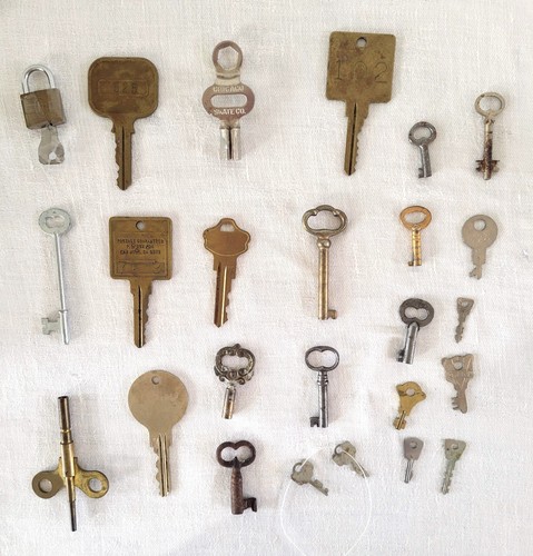 Vintage keys lot - lot, post