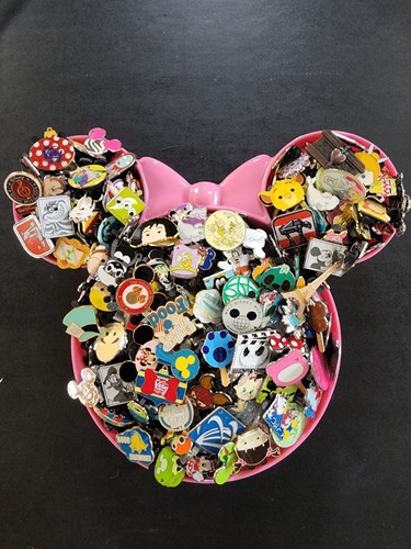Disney pin trading lot 100 - lot, no