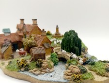 Z Gauge 1:220 Scale Model Railway Locomotive Train Diorama Hamlet Village Scene