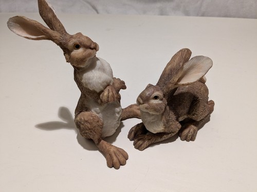 Hares figures sitting - x,