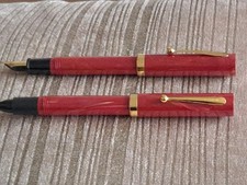 NOS SHEAFFER NO NONSENSE ‘VINTAGE’ FOUNTAIN & BALLPOINT PEN SET, RED MARBLE/GT