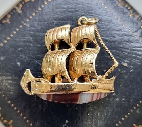 Vintage 9ct gold agate sailing - 9ct,