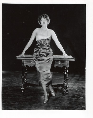 Hedda hopper desk - hedda, pose
