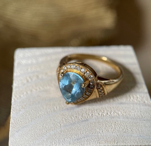 Yellow gold aquamarine and - aquamarine,