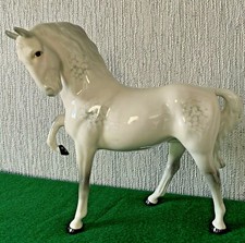 BESWICK HORSE HEAD TUCKED LEG