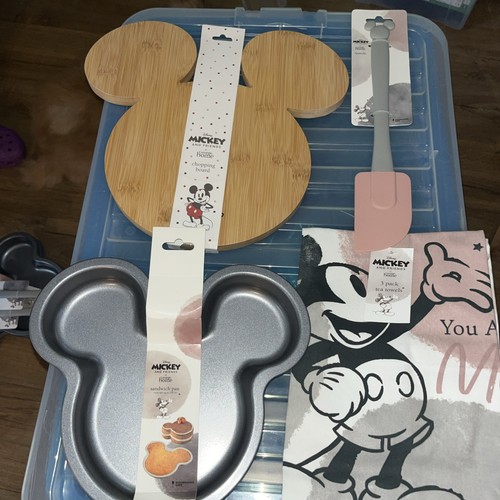 Mickey mouse chopping - chopping, board