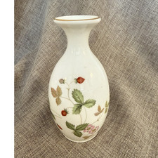 Wedgwood wild strawberry - wedgwood, bone