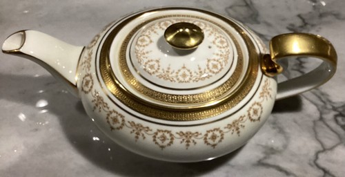 Gold dowery aynsley - by,