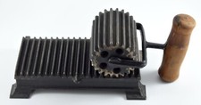 ANTIQUE VICTORIAN AMERICAN MACHINE CO. HAND ROLLER CRIMPER FLUTING IRON c1880