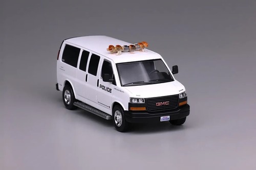 596 white gmc savana - 1:64,