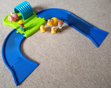 ELC  HAPPYLAND  Pig & sty on green base plate / blue road / 2 figures / 3 horses