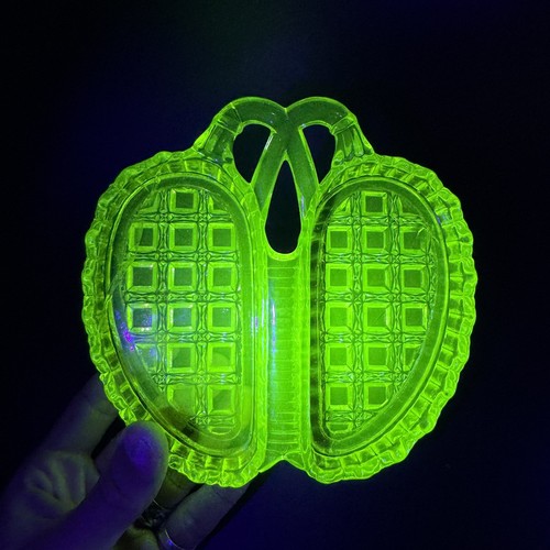 Antique vaseline uranium glass - vaseline,