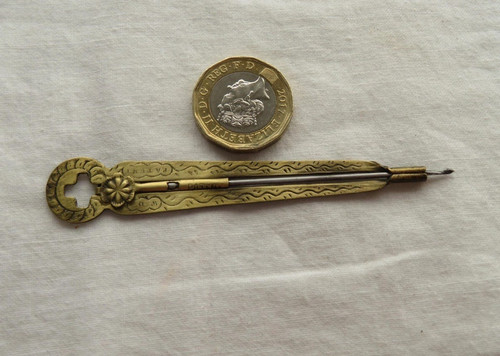 Brass retractable tatting hook