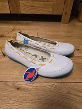 Kangaroo Shoes, Size 6