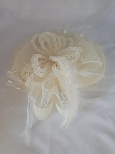 Cream fascinator feathery - ,