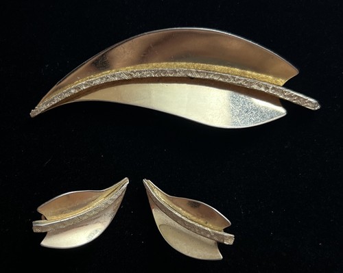 Vintage gold toned leaf - toned,