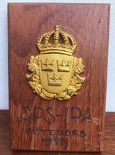 Vintage GPS-IPA Goteborg Sweden1972 Brass Badge on Wooden Plaque 