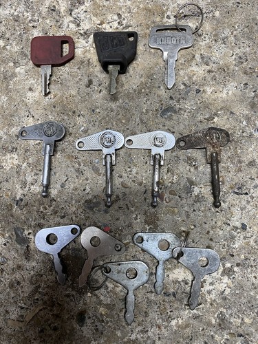 Various tractor keys - various,