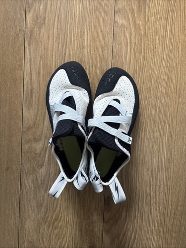 Women defy climbing - lv, shoes