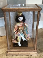 VINTAGE JAPANESE GEISHA DOLL WITH PORCELAIN HEAD IN WOOD & GLASS DISPLAY CASE