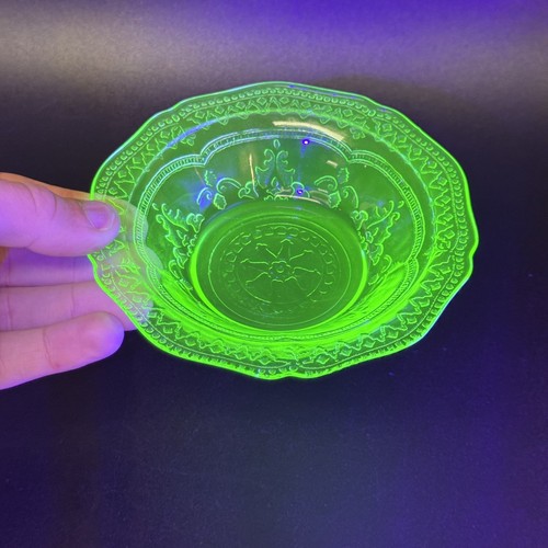 Uranium glass berry dessert - /,