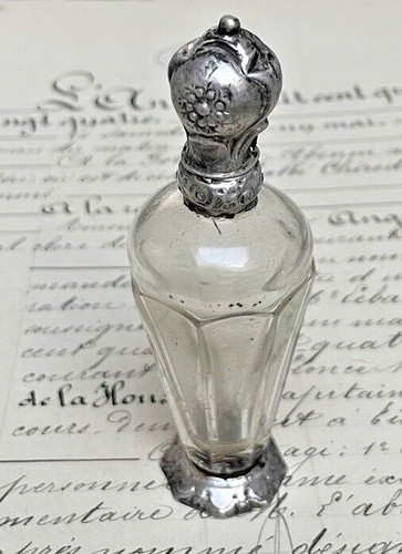 Salt bottle pedestal silver - on,