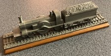 SOLID PEWTER,GNR 776 MINIATURE LOCOMOTIVE TRAIN ON WOODEN PLINTH.15 x 4 cm