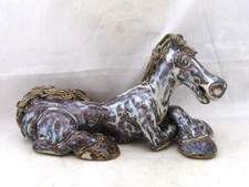 UNMARKED HAND MADE STUDIO POTTERY COMICAL SEATED HORSE, MOTTLED GLAZE, SPAGHETTI