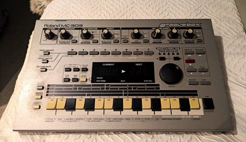 Roland 303 tabletop - roland, mc-303
