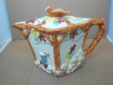 WADE / WADEHEATH TRELLIS TEAPOT. BIRD FINIAL 1937-1940 (PM/B71)