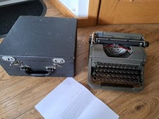 UNDERWOOD Champion Portable Typewriter – In Case
