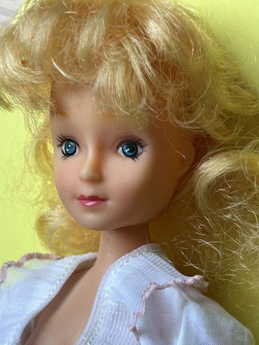 Vintage 1980s barbie - 💛,