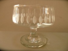 Lovely Vintage Leaf Etched Fruit Prawn Cocktail Glass Bowl 