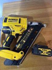 Dewalt DCN692 18V Cordless Nail Gun + 4.0Ah Battery