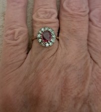 BEAUTIFUL 18CT GOLD RUBY AND DIAMOND  CLUSTER RING (Size L)
