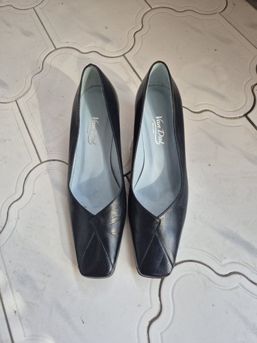 Black court shoes - size, 6