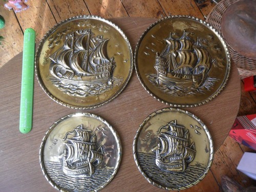 Vintage embossed round - round, brass
