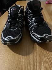 This’s a pair of black Avia