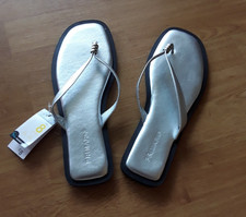 Ladies silver elegant flip flops size 8 with padded insole (bnwt)