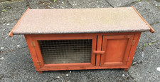 A 42.25" WIDE x 26.75" DEEP WOODEN RABBIT/GUINEA PIG/FERRET SINGLE TIER HUTCH