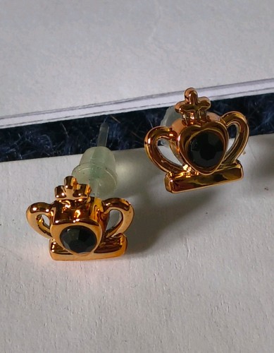 Beautiful gold colour stud - colour,