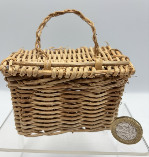 Dolls house artisan wicker - artisan,