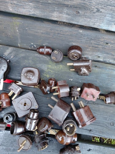 Job lot bakelite swichtes - job,