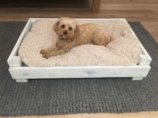 DOG BED ON FEET / RAISED OFF