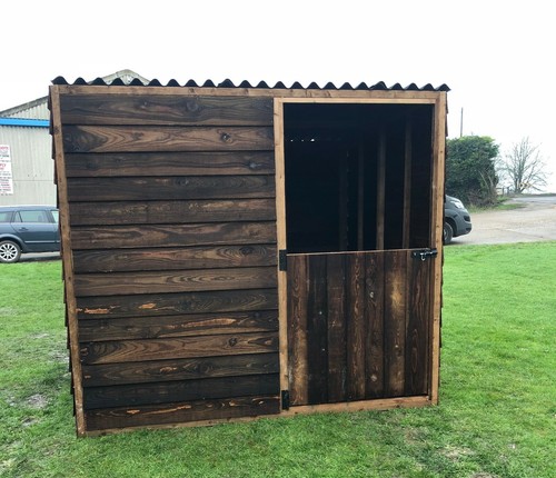 Field shelter stable - /,