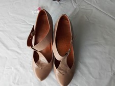 Chie Mihara Taupe Leather Court Shoe size 39 (UK size 6)