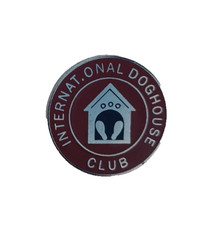 INTERNATIONAL DOGHOUSE CLUB FORMULA 1 / F1 MOTOR RACING PIN BADGE