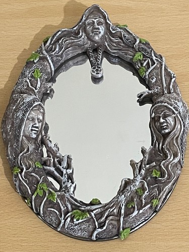 Compact gothic resin wall - gothic,