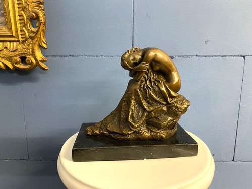 Bronze sculpture kneeling - bronze, a